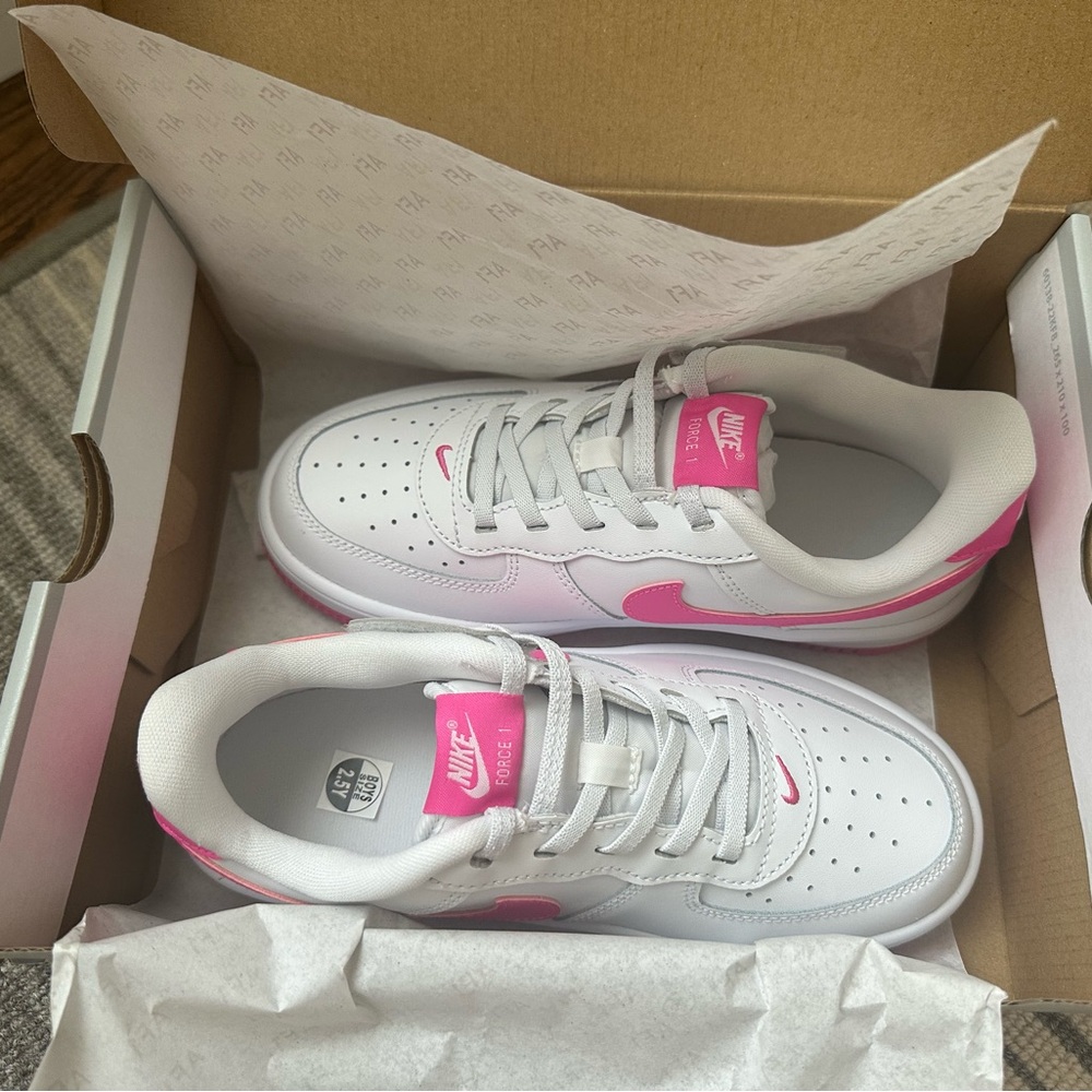 Nike  Kids White and Pink  Force 1 Low Easy on Sneakers ..sz 2.5 New in Box - Picture 3 of 7